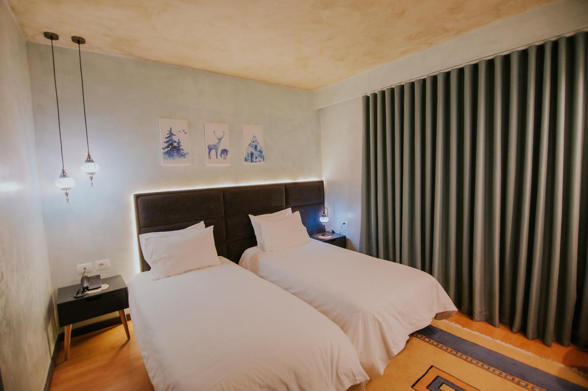 Dim'S Hotel & Restaurant 科尔察 外观 照片